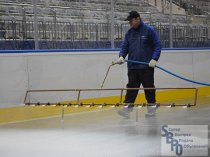 Заливка льда во дворе, катка, на стадионах, в ледовых комплексах.