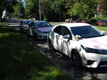 Свадебный кортеж из одинаковых белых автомобилей